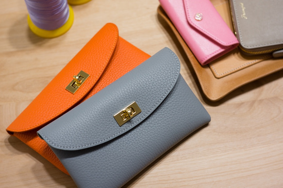 やわらかなレザーフラップ長財布・ひねり金具タイプ トリヨン