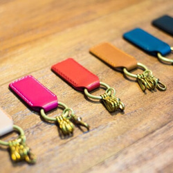 革と真鍮のキーホルダー（カラーオーダー可） 1枚目の画像