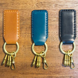 革と真鍮のキーホルダー（カラーオーダー可） 2枚目の画像