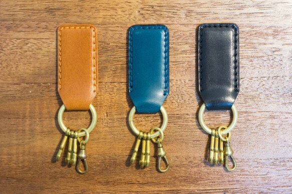 革と真鍮のキーホルダー（カラーオーダー可） 2枚目の画像