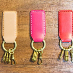 革と真鍮のキーホルダー（カラーオーダー可） 3枚目の画像