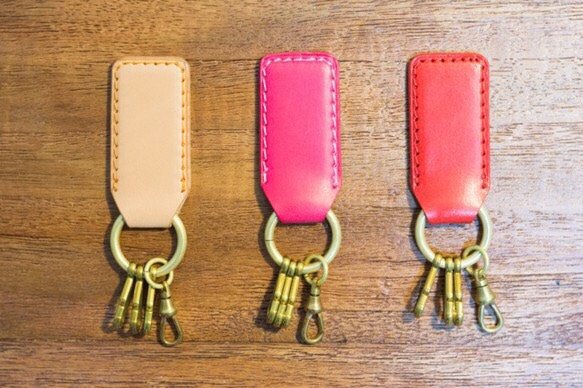 革と真鍮のキーホルダー（カラーオーダー可） 3枚目の画像