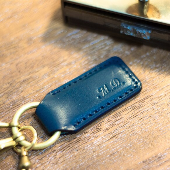 革と真鍮のキーホルダー（カラーオーダー可） 5枚目の画像