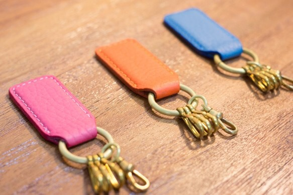 [新顏色]皮革和黃銅鑰匙圈（可用的顏色順序排列） 第1張的照片