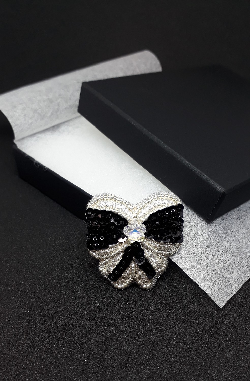 ブラックリボンビーズブローチアクセサリー / 4.00 cm x 4.00 cm