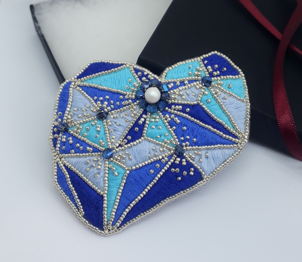 ブルーハートビーズブローチアクセサリー / 7.50 cm x 9.00 cm