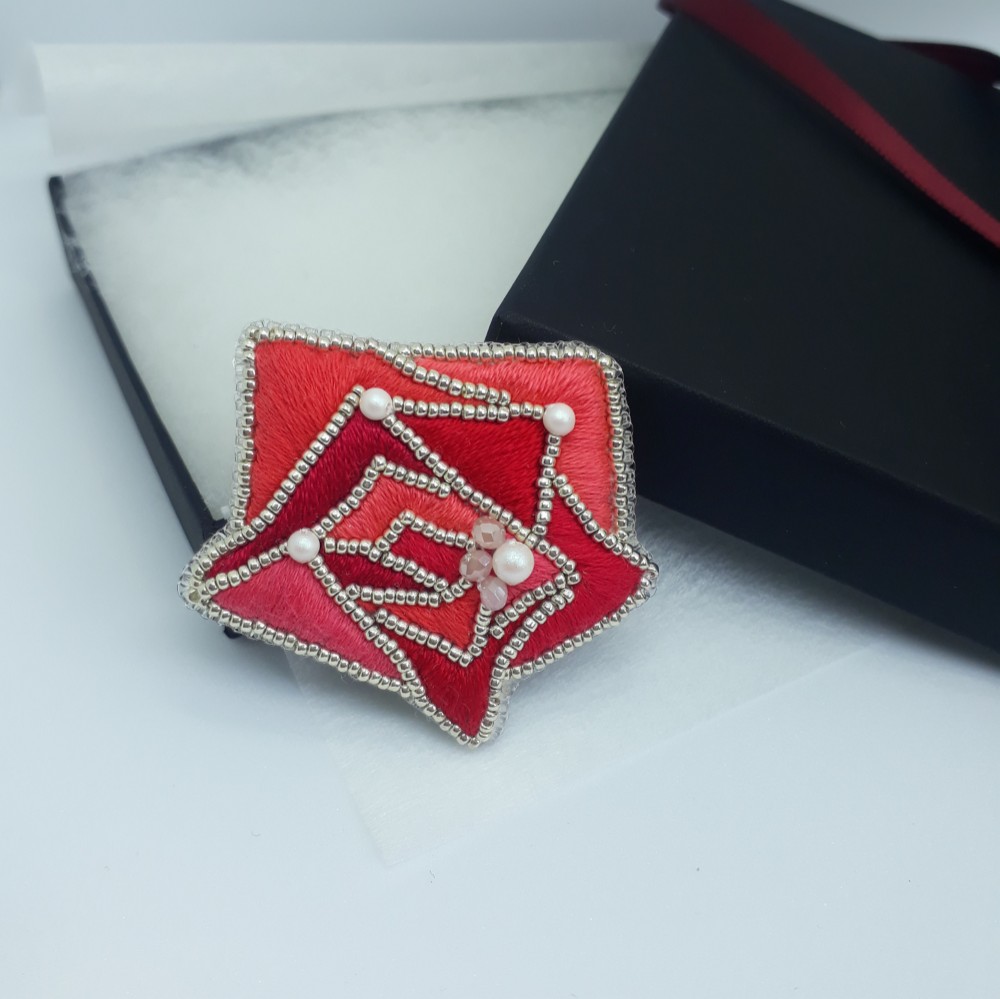 赤いバラのビーズのブローチアクセサリー / 5.00 cm x 5.50 cm