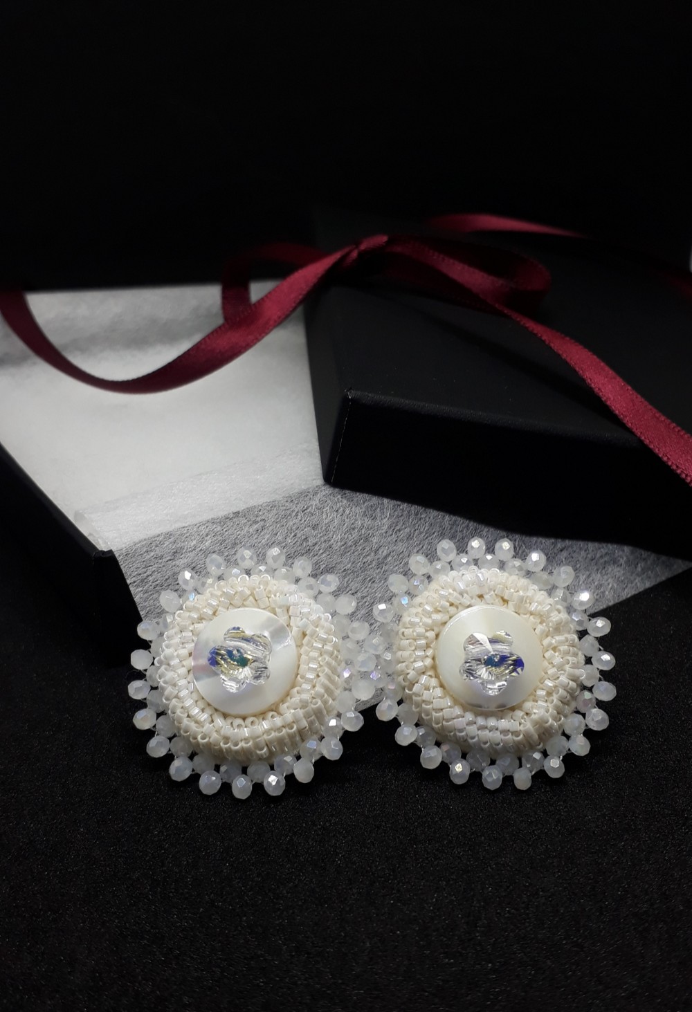 白い花のビーズ イヤリング アクセサリー / 3.20 cm x 3.20 cm