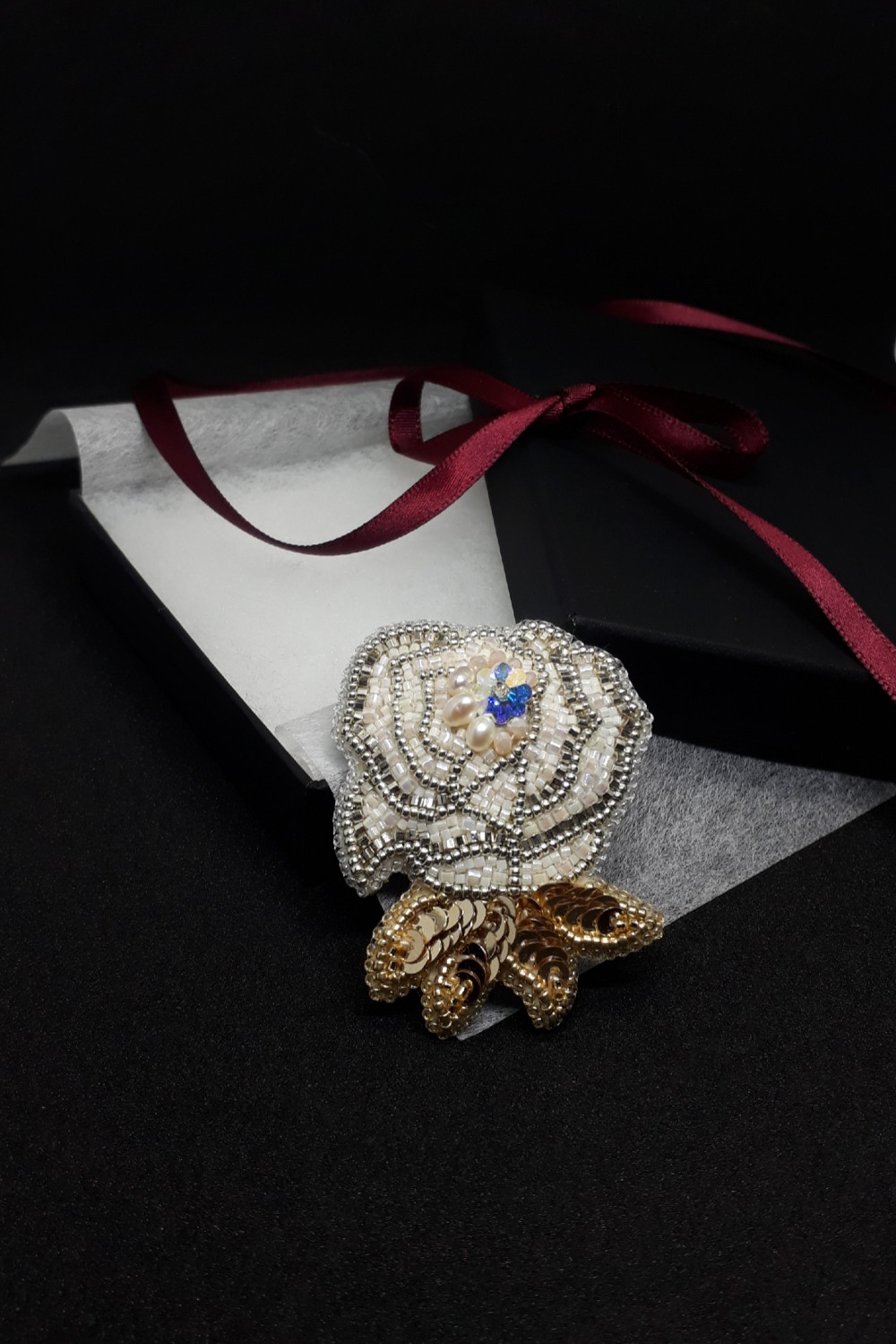 ホワイトローズ ビーズ ブローチ アクセサリー/ 4.50 cm x 5.50 cm