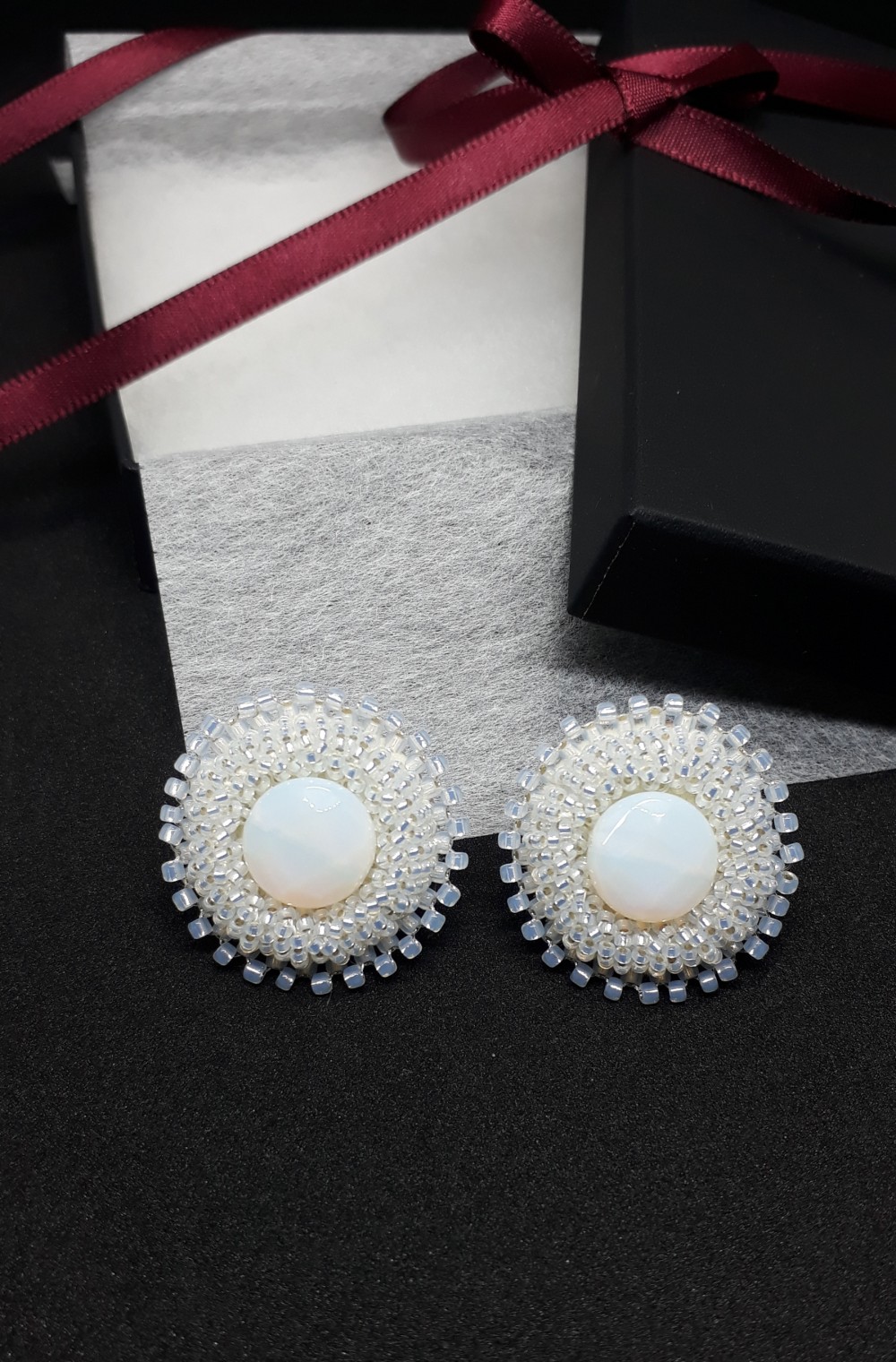 オパール色とビーズ イヤリング アクセサリー / 3.00 cm x 3.00 cm