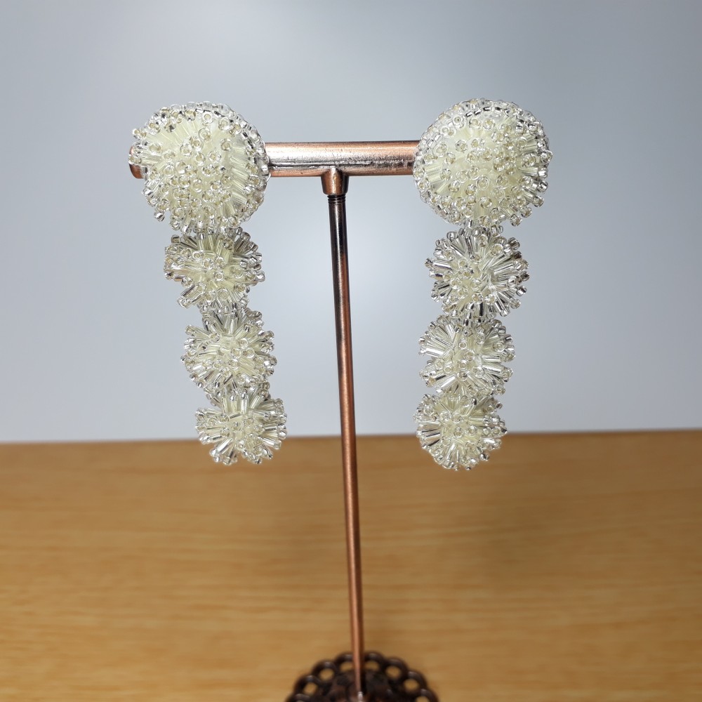 4ホワイトロングビーズイヤリングアクセサリー / 6.00 cm x 1.80 cm