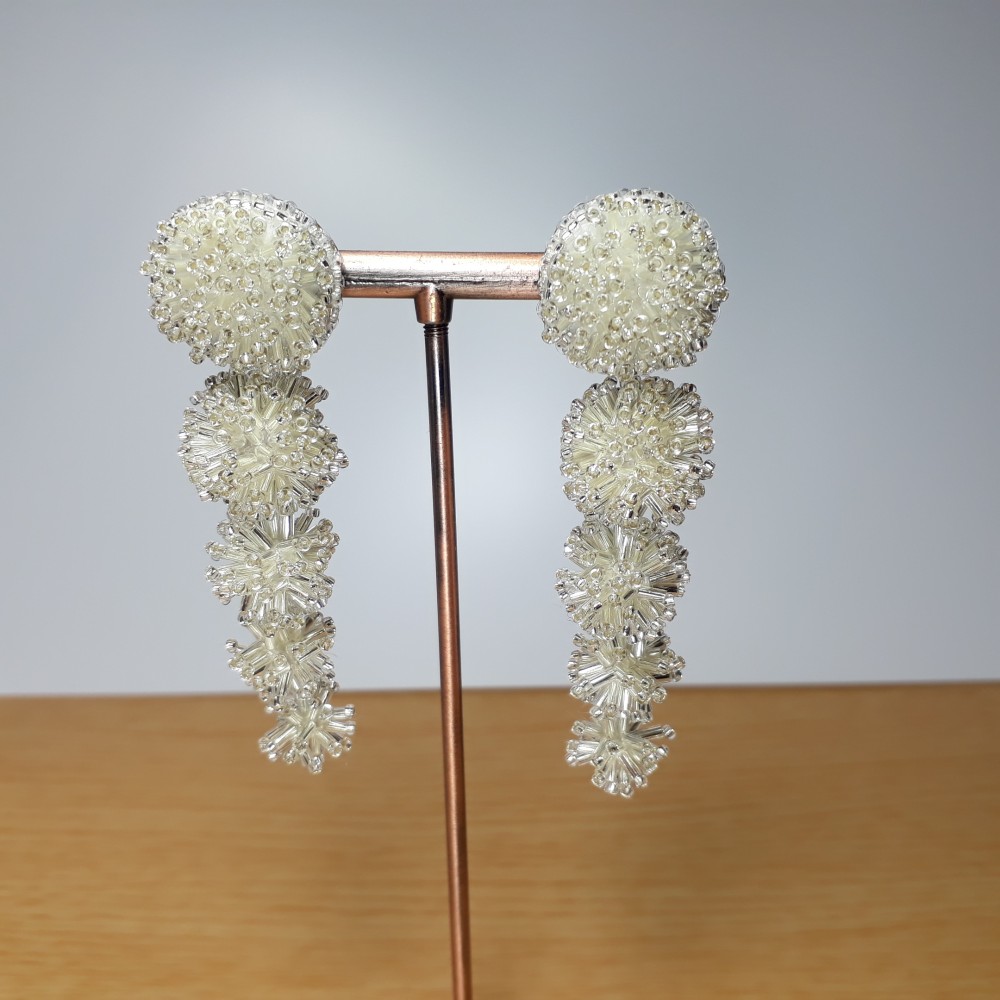 5ホワイトロングビーズイヤリングアクセサリー / 7.00 cm x 2.00 cm