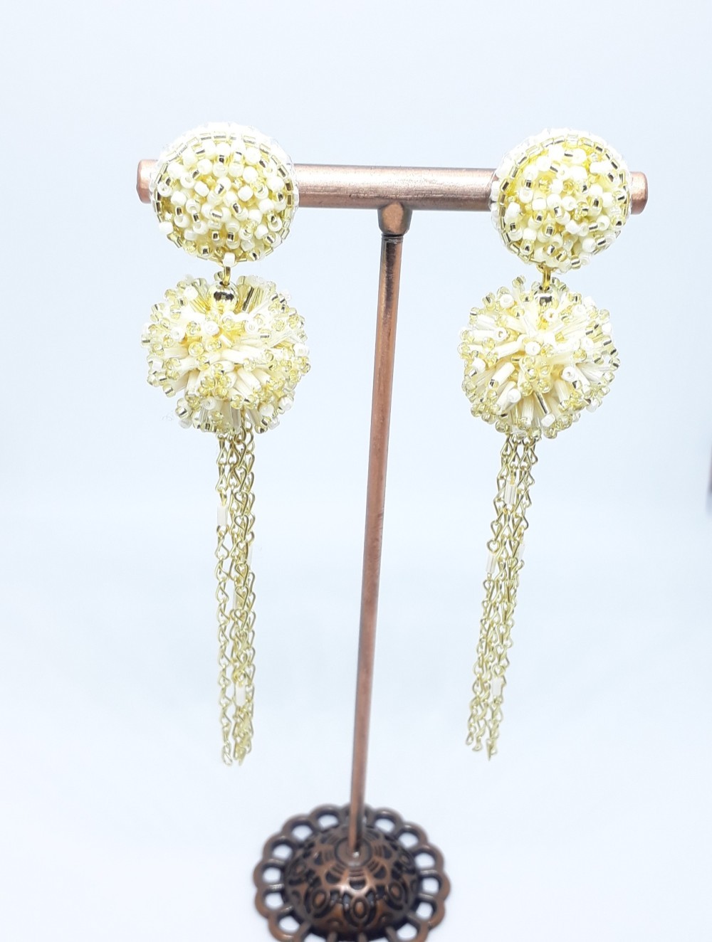 ロングクリームとゴールドのビーズチェーンイヤリングアクセサリー / 9.50 cm
