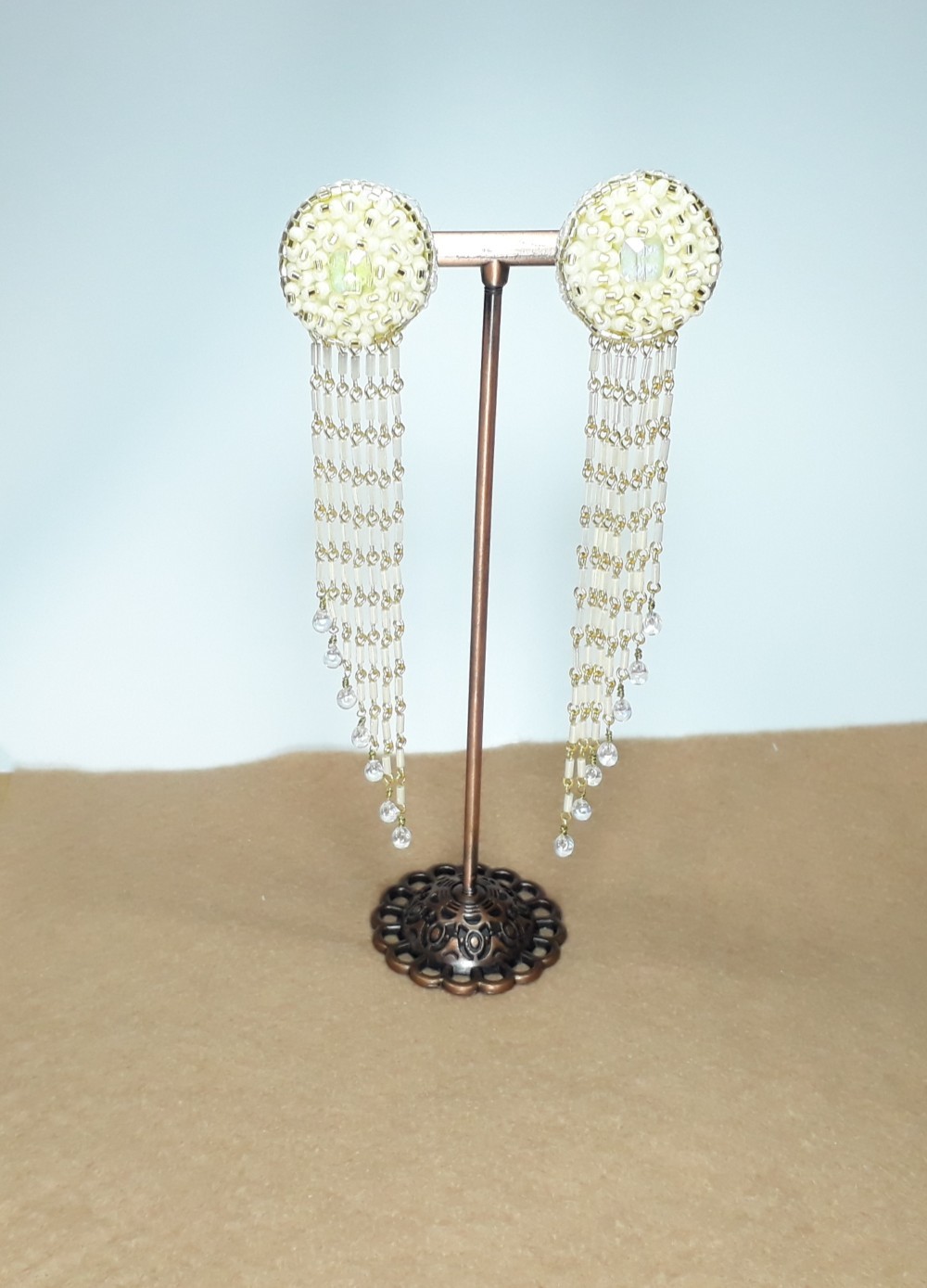 ロングクリームとゴールドのビーズイヤリングアクセサリー / 11.00 cm