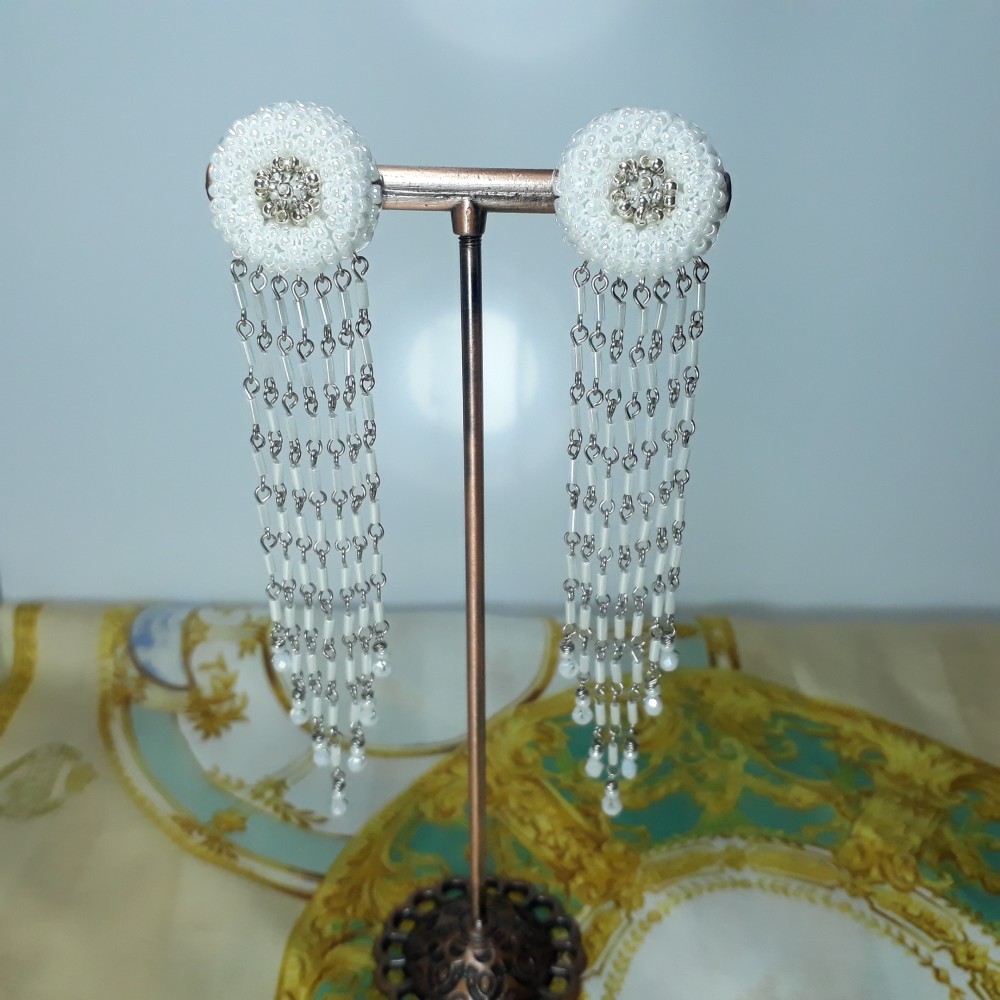 ロング白いビーズとステンレスワイヤーのイヤリングアクセサリー / 10.00 cm