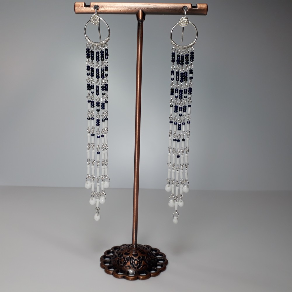 ロング白いと青のビーズとジュエリーワイヤーのイヤリングアクセサリー / 10.00 cm