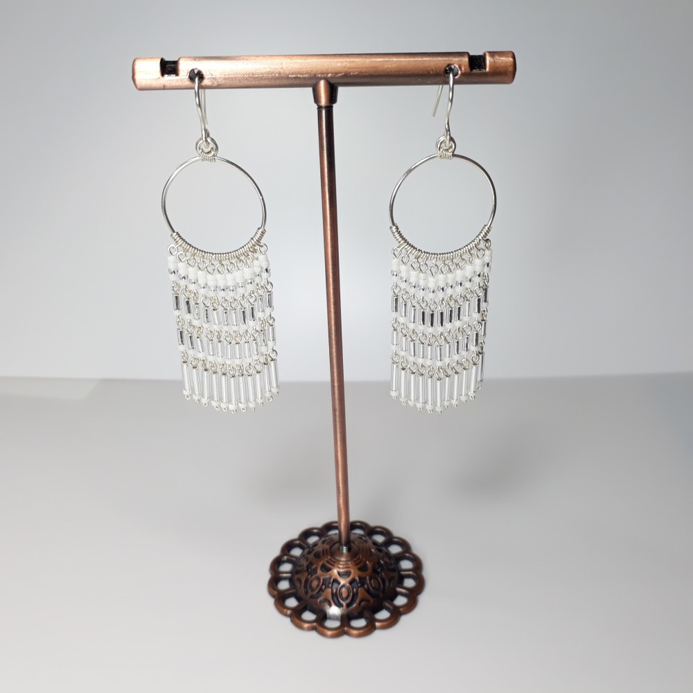 ホワイトビーズとジュエリーワイヤーのイヤリングアクセサリー / 6.50 cm