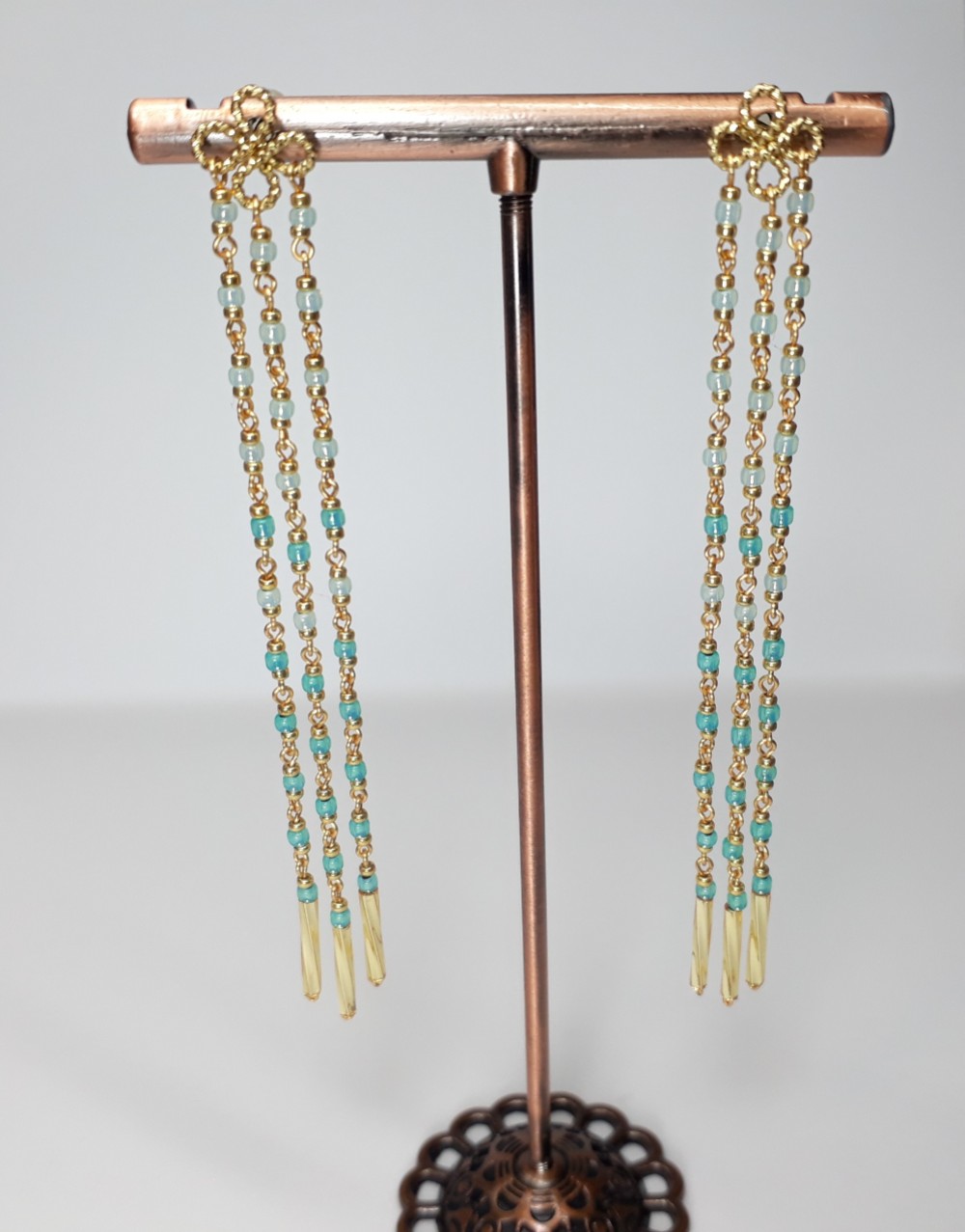 ロング ブルービーズとジュエリーワイヤーのイヤリングアクセサリー / 9.00 cm