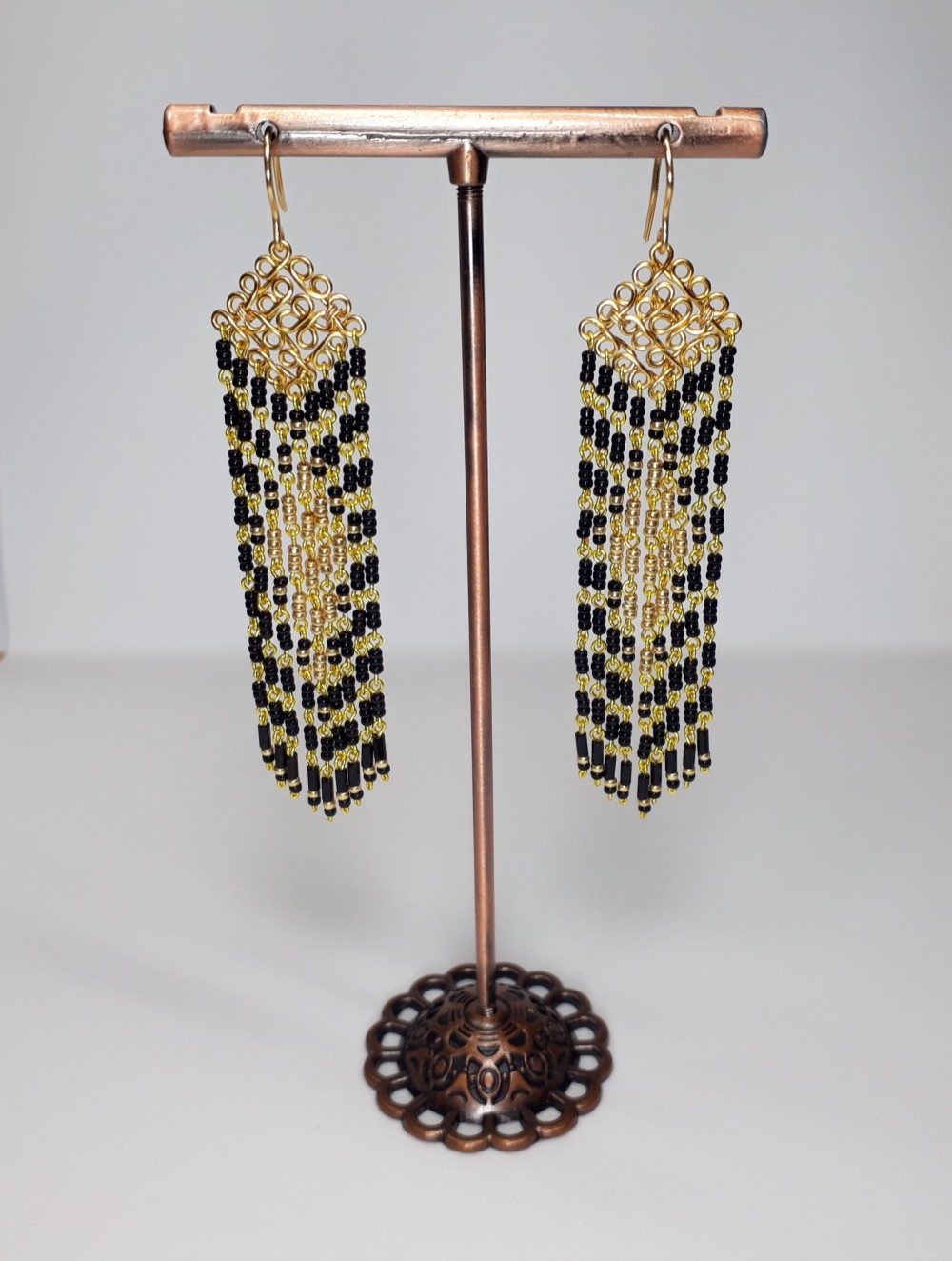 ロング ブラックビーズとジュエリーワイヤーのイヤリングアクセサリー /8.50 cm