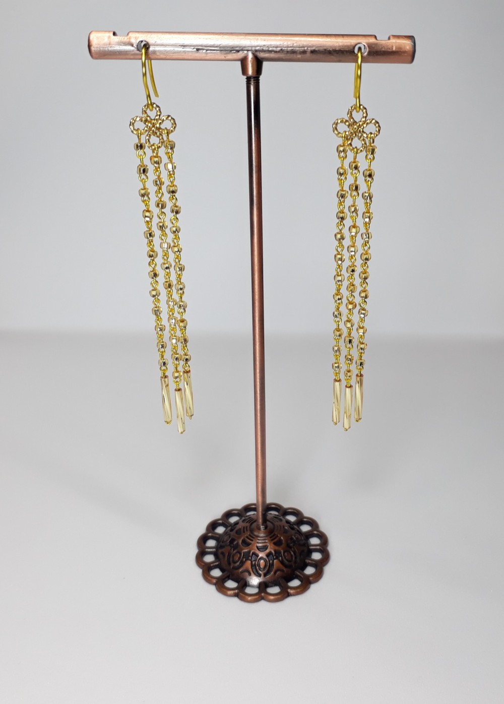 ロングゴールドビーズとジュエリーワイヤーのイヤリングアクセサリー / 9.50 cm