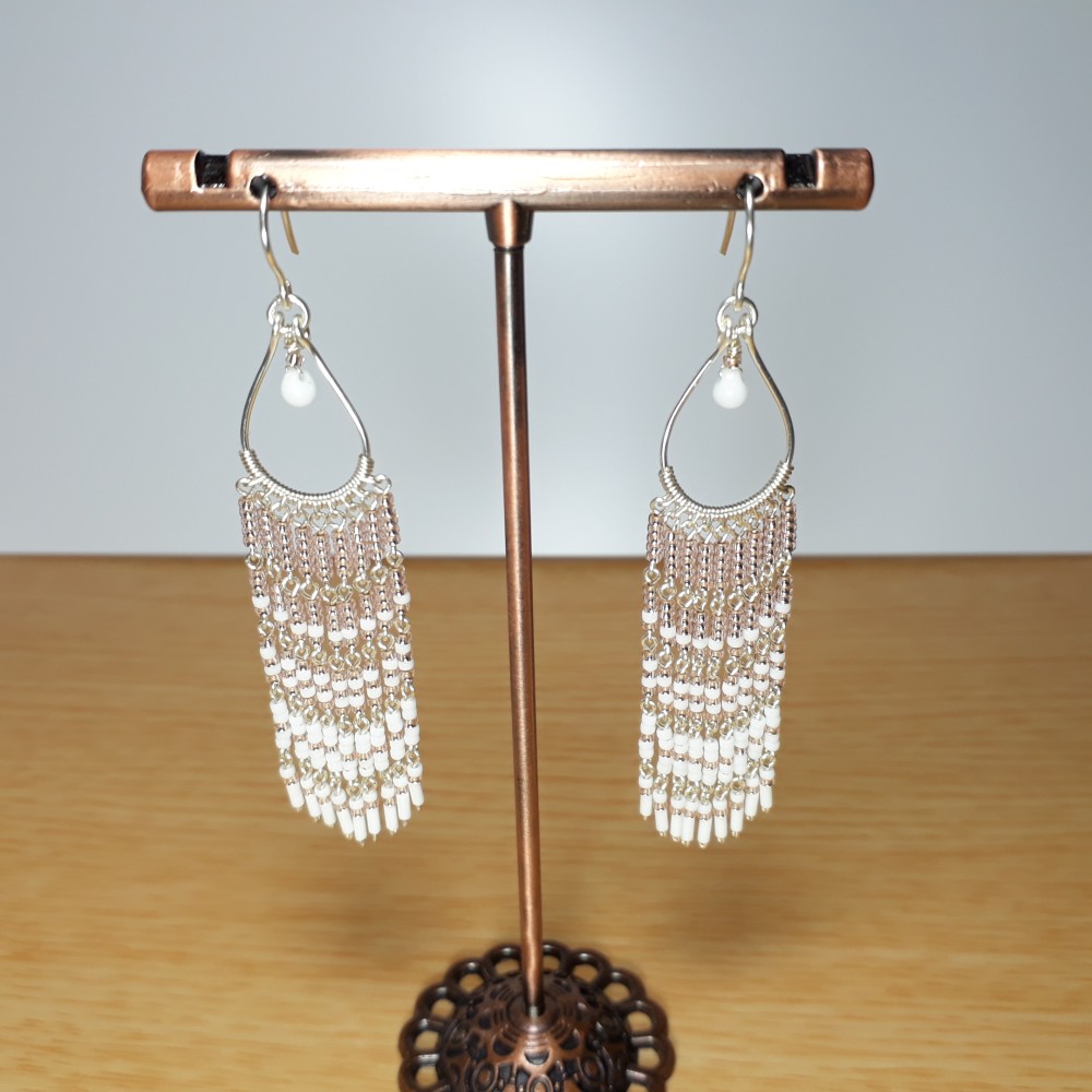 ロングホワイトとピンクビーズとジュエリーワイヤーのイヤリング /7.50 cm