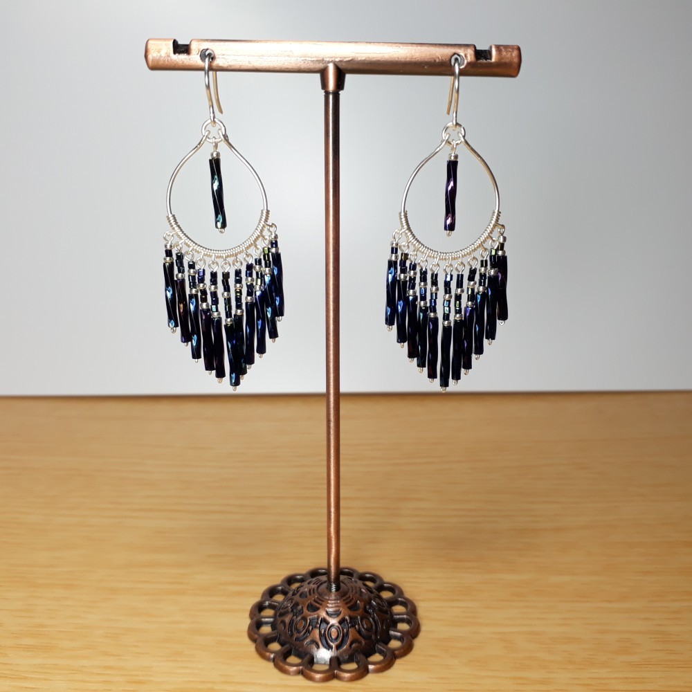 ブラックブルービーズとジュエリーワイヤーのイヤリング /6.00 cm