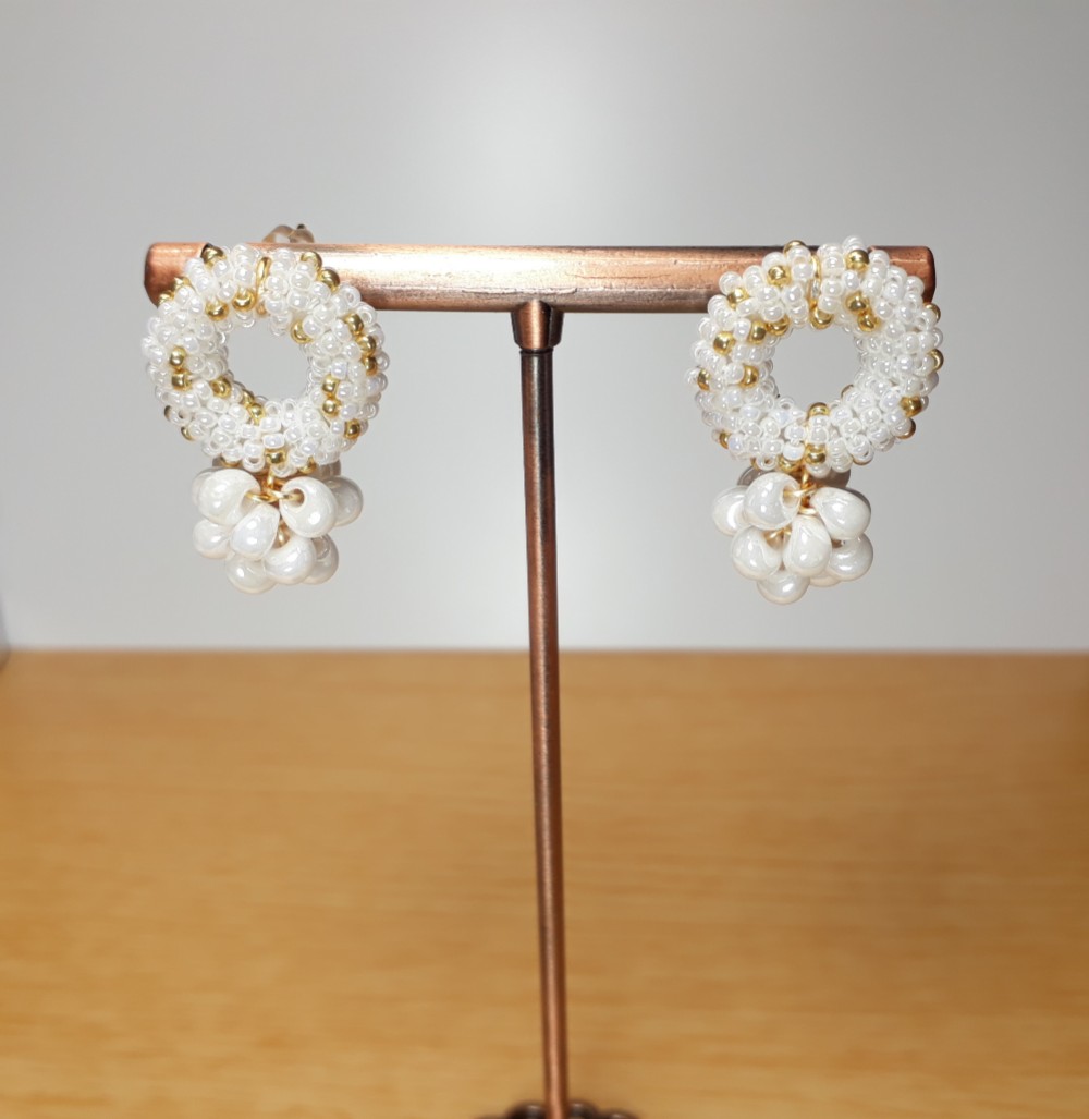 エレガントホワイトのビーズのイヤリングアクセサリー / 3.00 cm