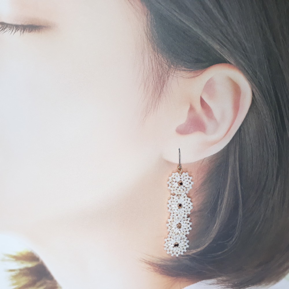 クリームのビーズのイヤリングアクセサリー / 6.00 cm