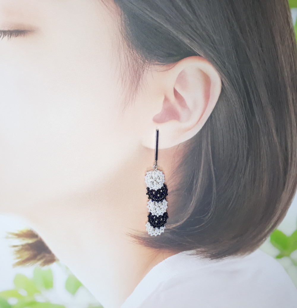 ホワイトとブルーのビーズのイヤリングアクセサリー / 6.50 cm