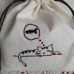 猫の手縫い刺繡入り巾着ポーチ　お昼寝 4枚目の画像