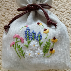 リネン　手縫い刺繡入り巾着ポーチ　花畑 3枚目の画像