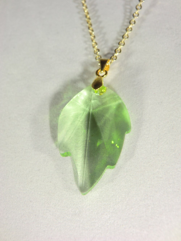 スワロフスキークリスタル 葉っぱのペンダント ライトペリドット