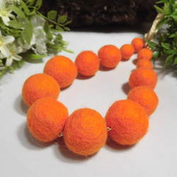 ・HNTK・・・フェルトボール　オレンジ　ネックレス　N0351 5枚目の画像