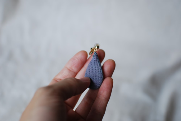 保多織イヤリング　雫型　手縫いチャーム　香川の伝統工芸品「保多織」を使っています＊ 7枚目の画像
