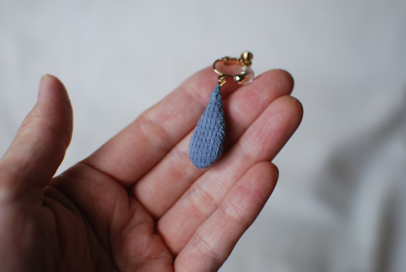 保多織イヤリング　雫型　手縫いチャーム　香川の伝統工芸品「保多織」を使っています＊ 5枚目の画像