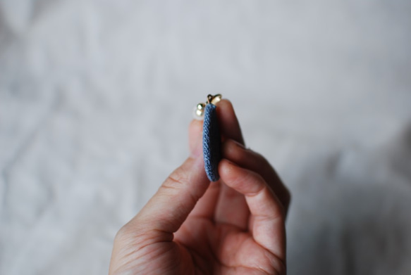 保多織イヤリング　雫型　手縫いチャーム　香川の伝統工芸品「保多織」を使っています＊ 6枚目の画像
