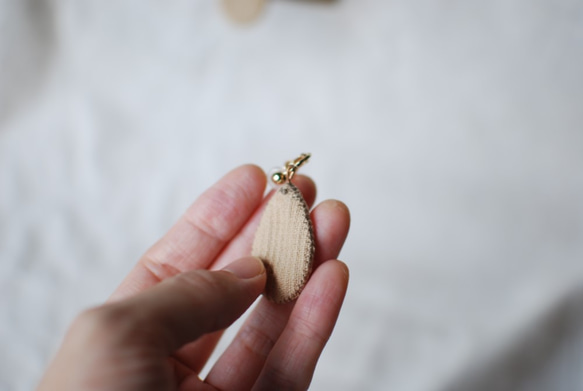 保多織イヤリング　コーヒー染め　雫型　手縫いチャーム　香川の伝統工芸品「保多織」を使っています＊ 8枚目の画像