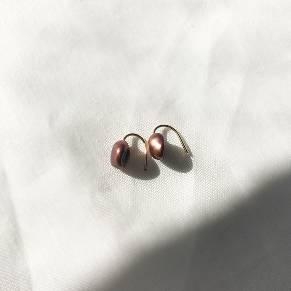 【K14GF】小棕罌粟珍珠鉤形耳環 第1張的照片