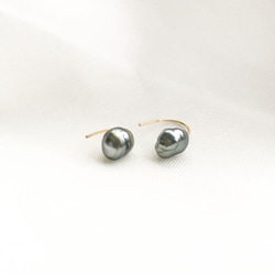 [K14GF] Keshibarok珍珠鉤形耳環，配黑色小蝴蝶（大溪地） 第3張的照片