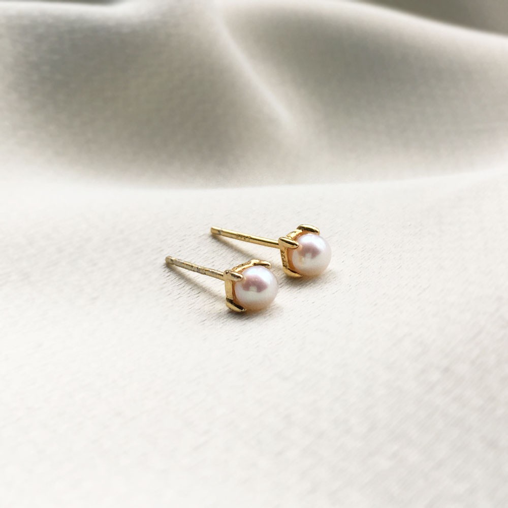 ３色から選べるホワイトとピンクとグレー色 希少サイズシンプルな4本爪のパールピアス