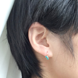 小巧的藍綠色綠松石耳環 第2張的照片