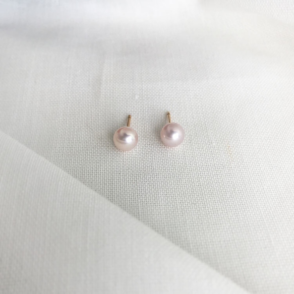 [K14GF] 頂級簡約粉紅淡水珍珠耳環 嬌小尺寸 4 毫米 第1張的照片