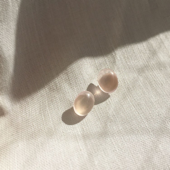 略帶春天的櫻花色✨高透星光玫瑰石英凸圓面耳環（小） 第1張的照片