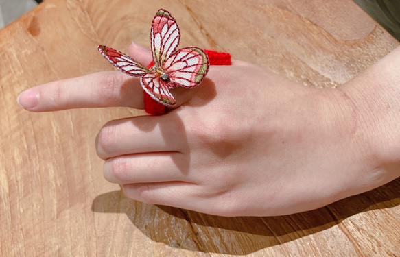 9.和柄蝶々が付いた赤い指すり 3枚目の画像