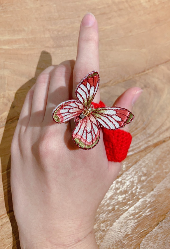 9.和柄蝶々が付いた赤い指すり 4枚目の画像