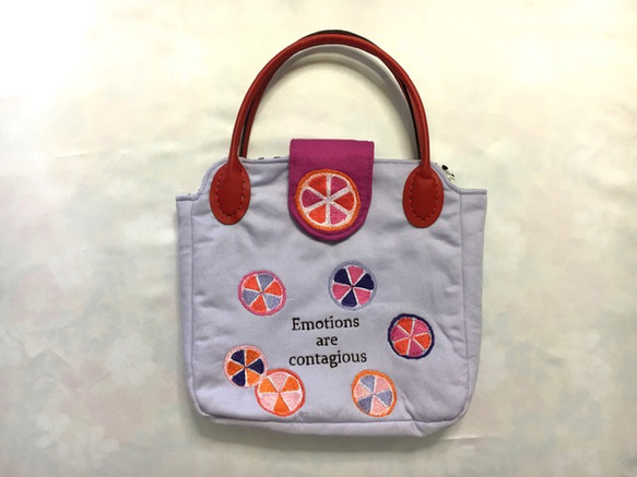 輪切りオレンジ刺繍のハンドバッグ 1枚目の画像
