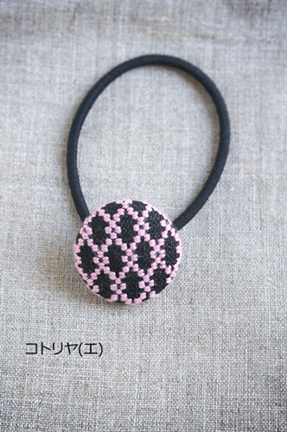 刺繍くるみボタンヘアゴムつき　(桃x黒) 1枚目の画像