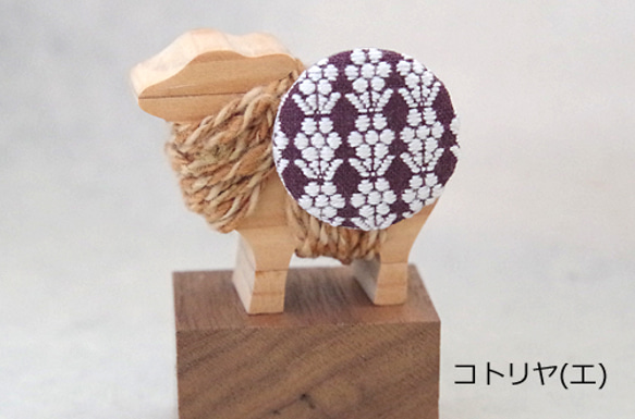丸いお花の刺繍ブローチ　エンジ地ｘ白花 1枚目の画像