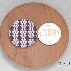 丸いお花の刺繍ブローチ　エンジ地ｘ白花 4枚目の画像