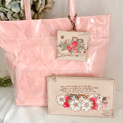 ピンクが可愛い苺と猫のナイロンバッグ 2枚目の画像